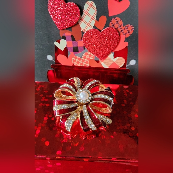 Vintage Red Enamel Gold Tone CZ and Faux Pearl Valentine's Ribbon Bow Brooch Pin - Picture 12 of 16